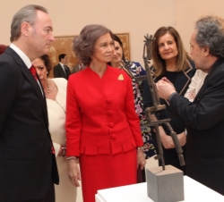 Su Majestad la Reina atiende a las explicaciones del comisario de la exposición, Francisco Jarauta
